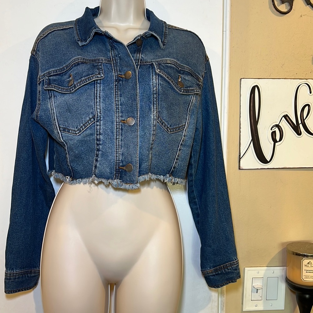 WILD FABLE Women’s Cropped Raw Hem Button Front Jean Jacket
